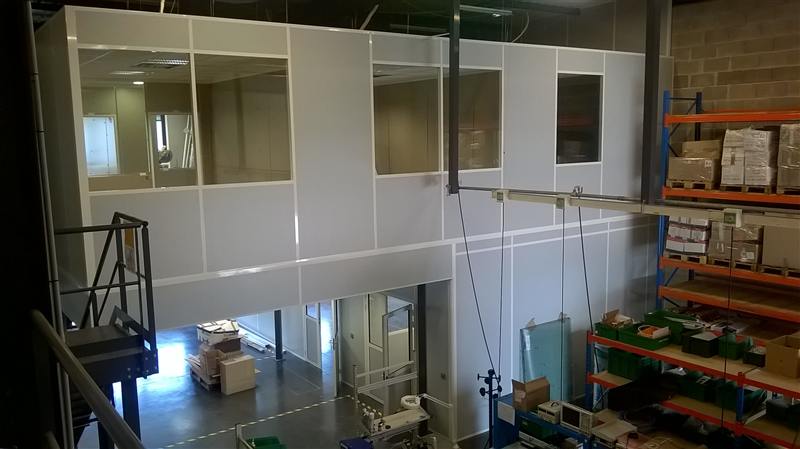 Bureaux en cloisons amovibles au-dessus d'un atelier, à Lyon