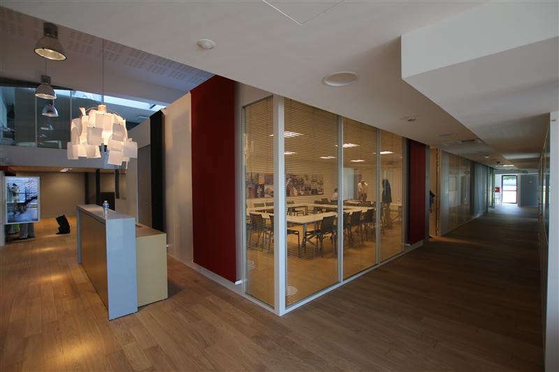 Salle de réunion en cloisons aluminium vitrées le long d'un couloir, Lyon