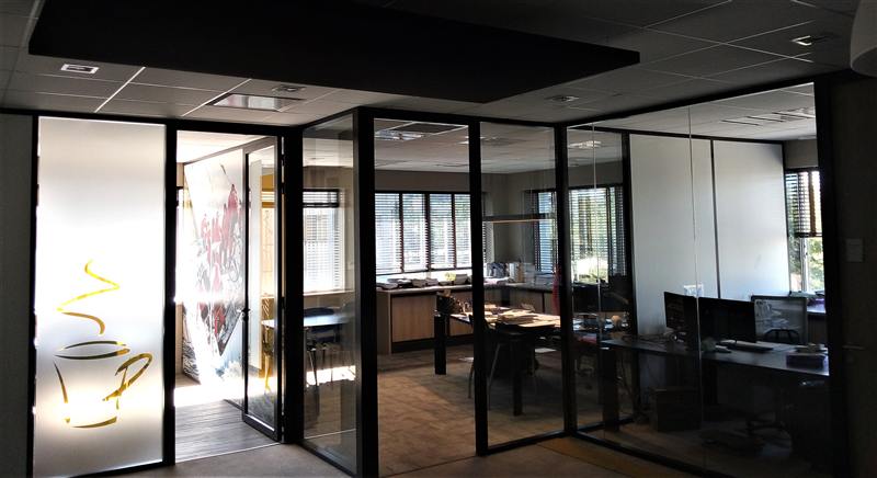 Bureaux vitrés à montants noirs avec vitrophanie, Oullins