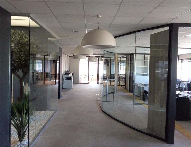 Bureaux en cloisons vitrées toute hauteur dans un open space, réalisés par MEZZALP à Lyon