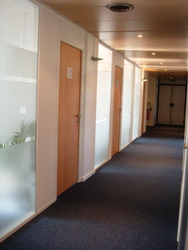 Couloir de bureaux en cloisons vitrées sablées, Lyon
