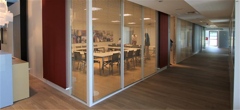Bureaux en cloisons vitrées installés sur une mezzanine