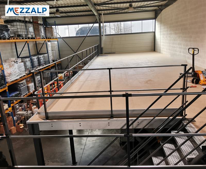 Mezzanine métallique avec escalier dans un entrepôt